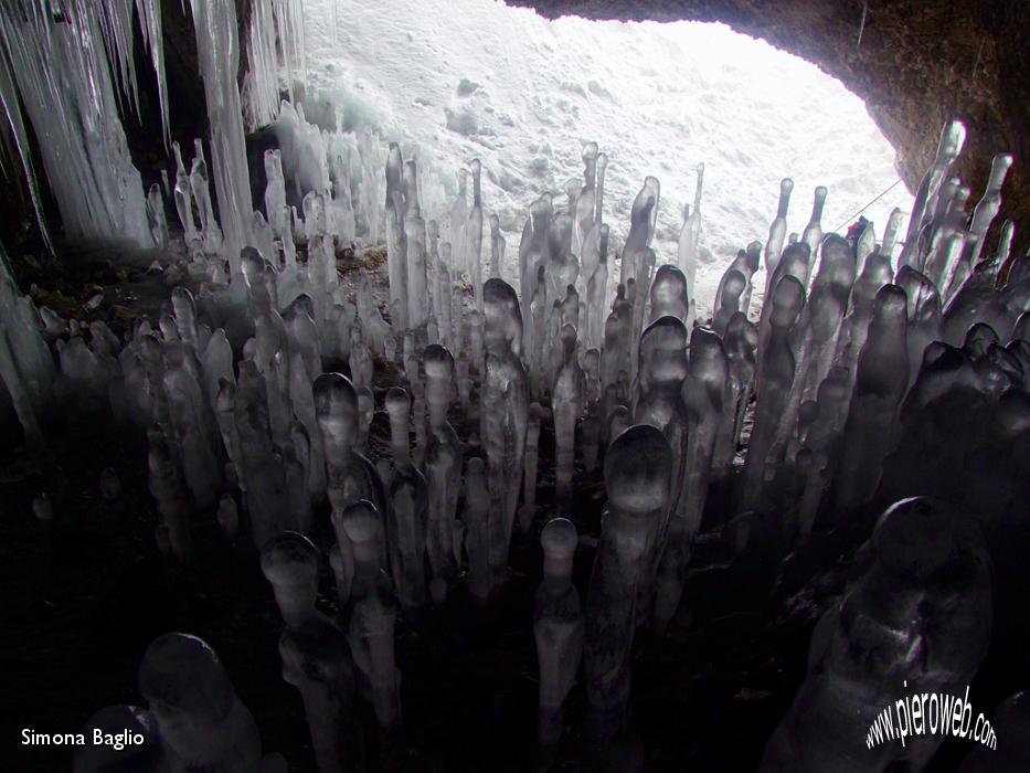 09 Verso il fondo della grotta.jpg